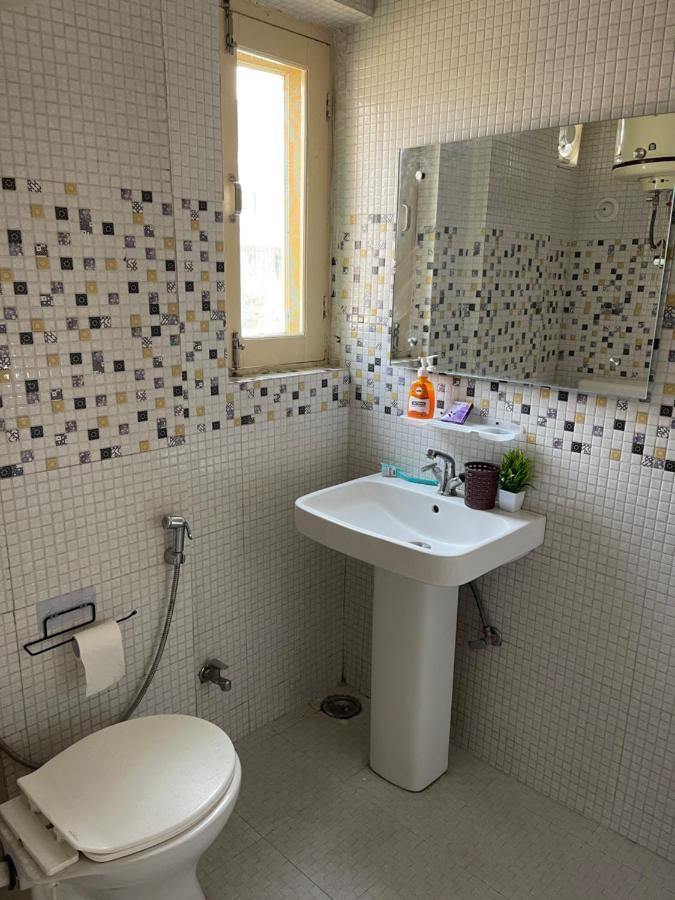 Khwaab Gah By The Khayabaan-Homestay Apartments Fully Furnished With Functional Kitchen, Wifi & Parking In City Centre Srīnagar Zimmer foto