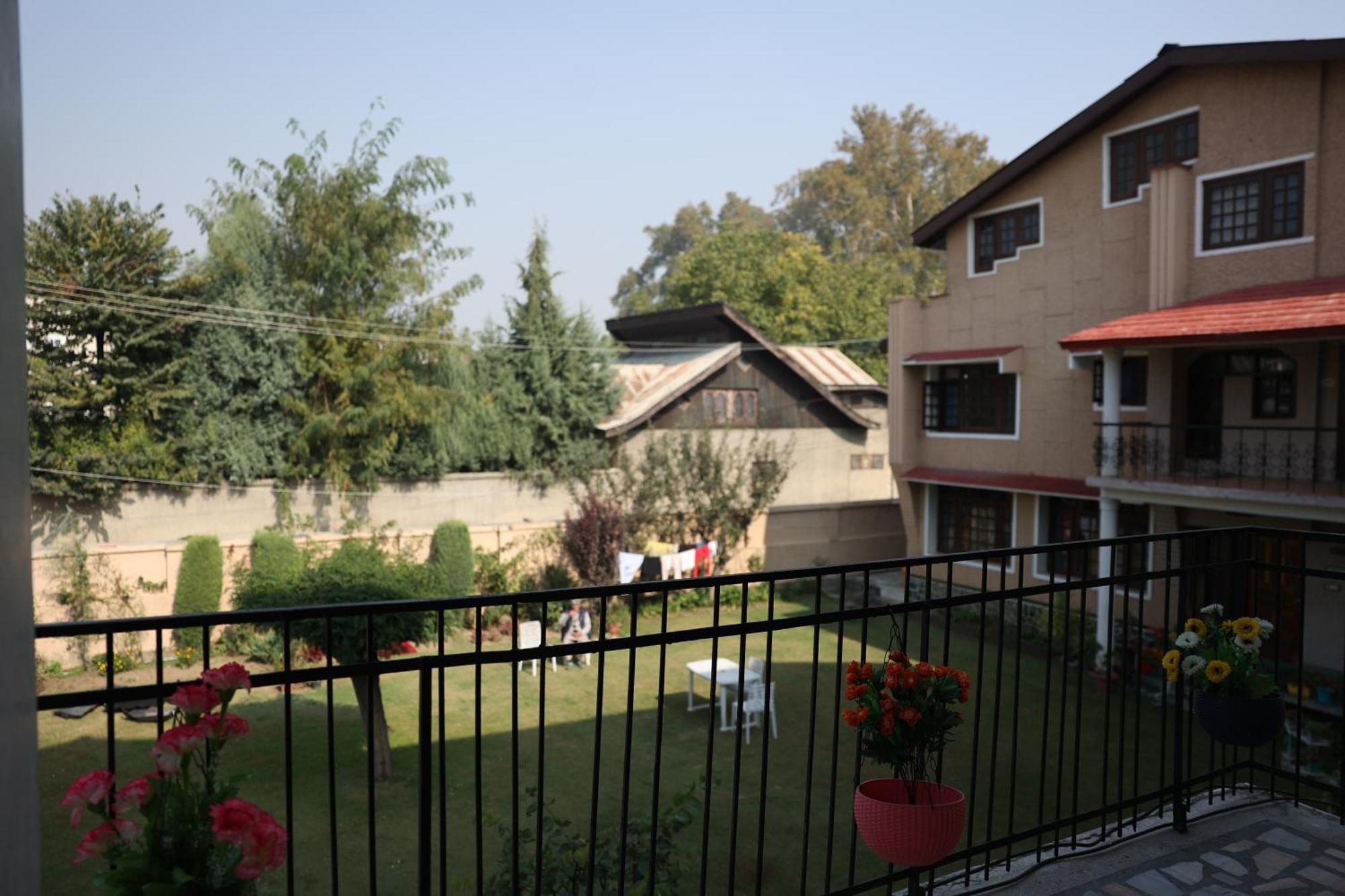 Khwaab Gah By The Khayabaan-Homestay Apartments Fully Furnished With Functional Kitchen, Wifi & Parking In City Centre Srīnagar Exterior foto