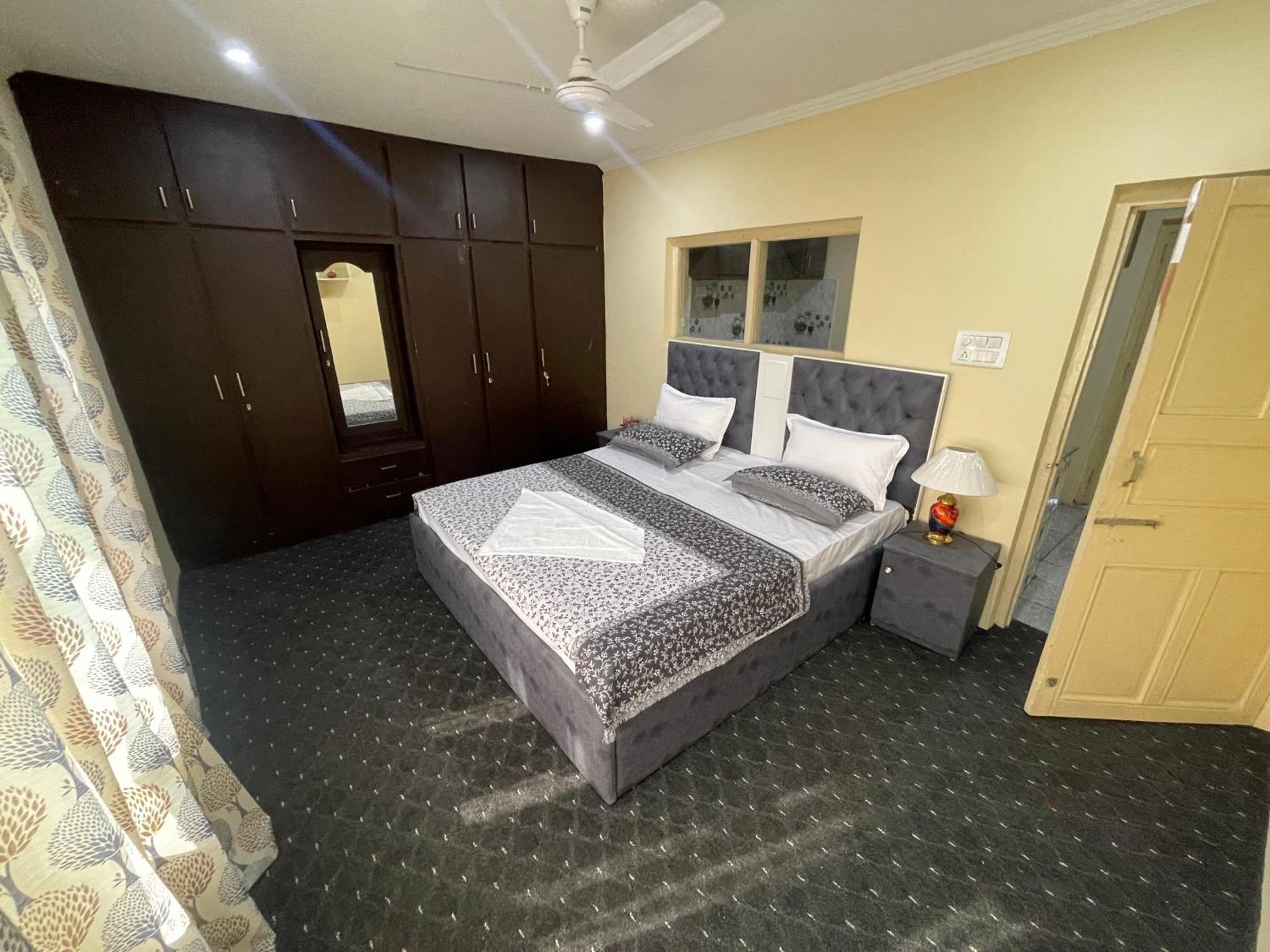 Khwaab Gah By The Khayabaan-Homestay Apartments Fully Furnished With Functional Kitchen, Wifi & Parking In City Centre Srīnagar Exterior foto